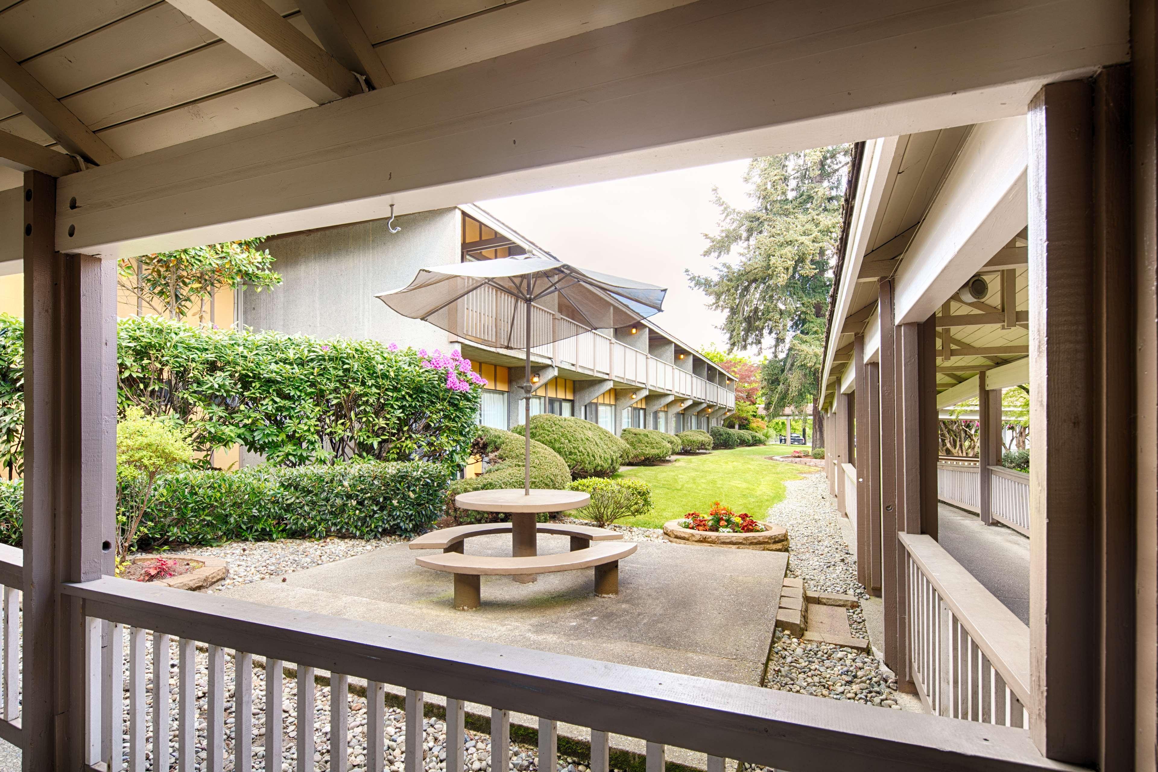 Red Lion Hotel Bellevue Exterior photo